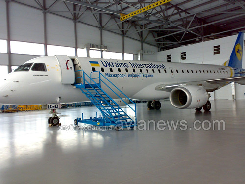Embraer 190 с бортовым номером UR-DSB после перекраски в ливрее МАУ