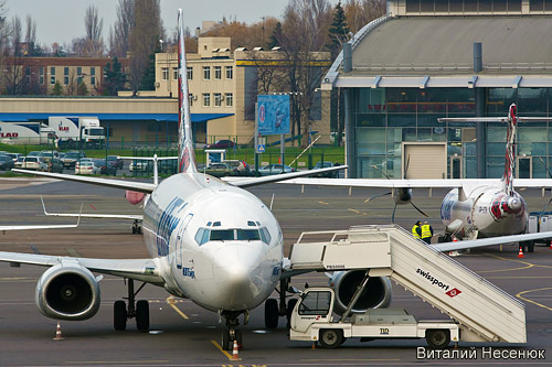 Самолет Ютэйр в аэропорту Жуляны, трап Swissport