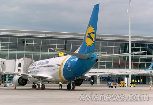 Самоелт МАУ у телетрапа в аэропорту Борисполь, терминал D