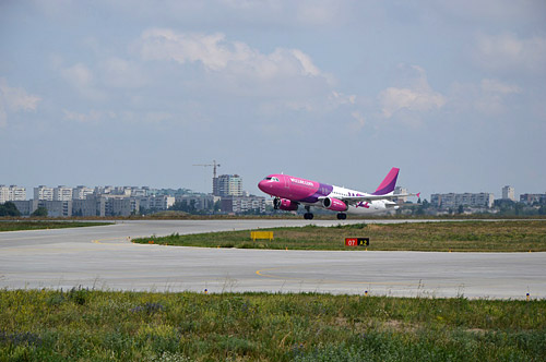 Взлет самолета авиакомпании Wizz Air Украина из аэропорта Харьков