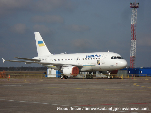    Airbus A319 UR-ABA 