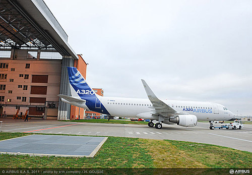 Новые "акульи" (вверху) и "старые" (внизу) законцовки крыла на A320