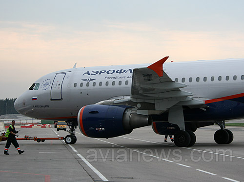 Новые "акульи" (вверху) и "старые" (внизу) законцовки крыла на A320