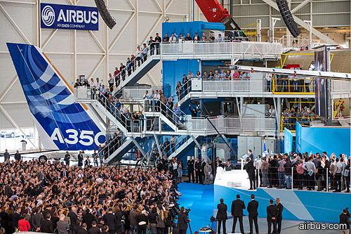 Европейский авиастроительный концерн Airbus открыл в Тулузе (Франция) линию финальной сборки нового самолета A350 XWB