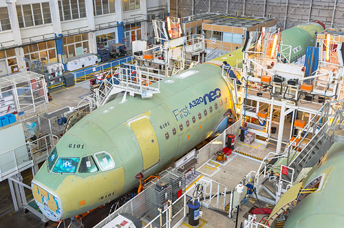 Европейский концерн Airbus начал окончательную сборку первого самолета А320neo на своем заводе в Тулузе. На первом этапе специалисты состыковали две части фюзеляжа, которые прибыли на завод из Сен-Назере (Франция) и Гамбурга (Германия)