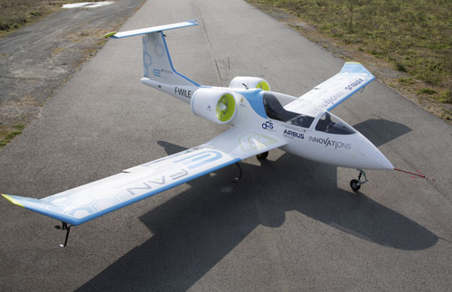 Airbus E-Fan оснащается размещенными в крыльях батареями, заряда которых хватает на один час полета, причем стоимость такого полета будет всего $19